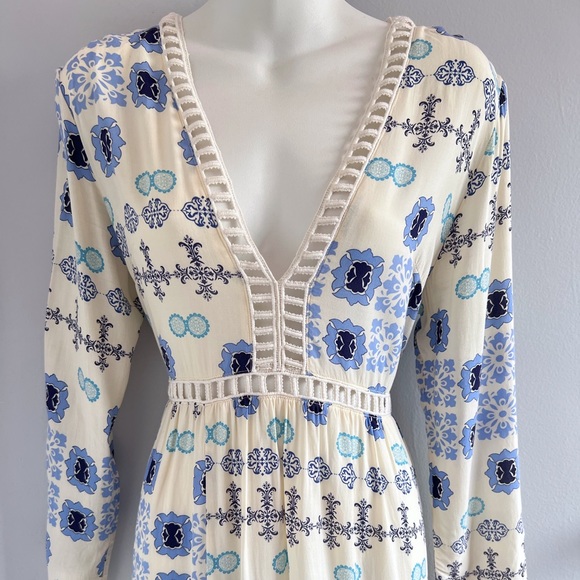 Selfie Leslie Long Sleeve Maxi Dress in Cream & Blue • M - Picture 4 of 9